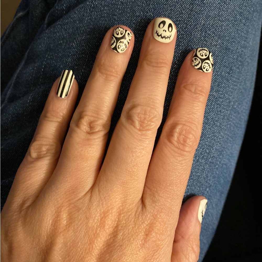 *Retired* Color Street: Boo Crew | Halloween Glow in the Dark Stripes Skull - Picture 9 of 12